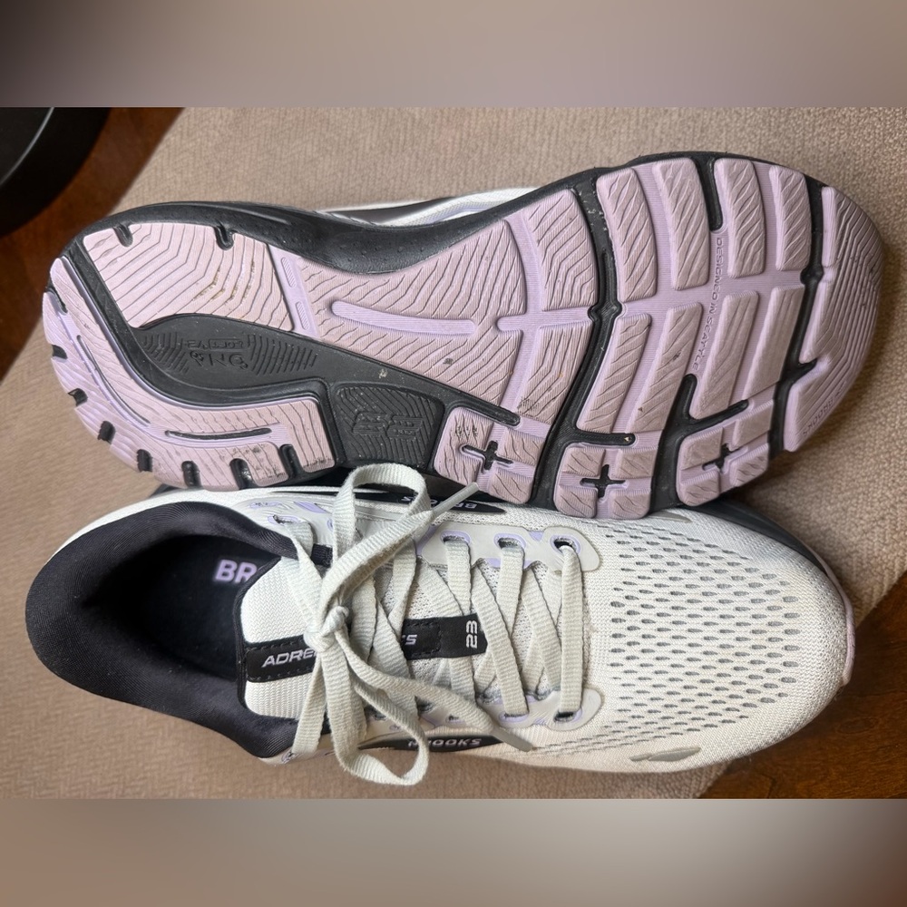 Brooks Women's Adrenaline GTS 23
Size 8.5 - Picture 8 of 8